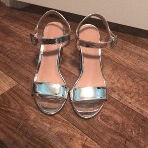 metallic silver pumps with rose detailing